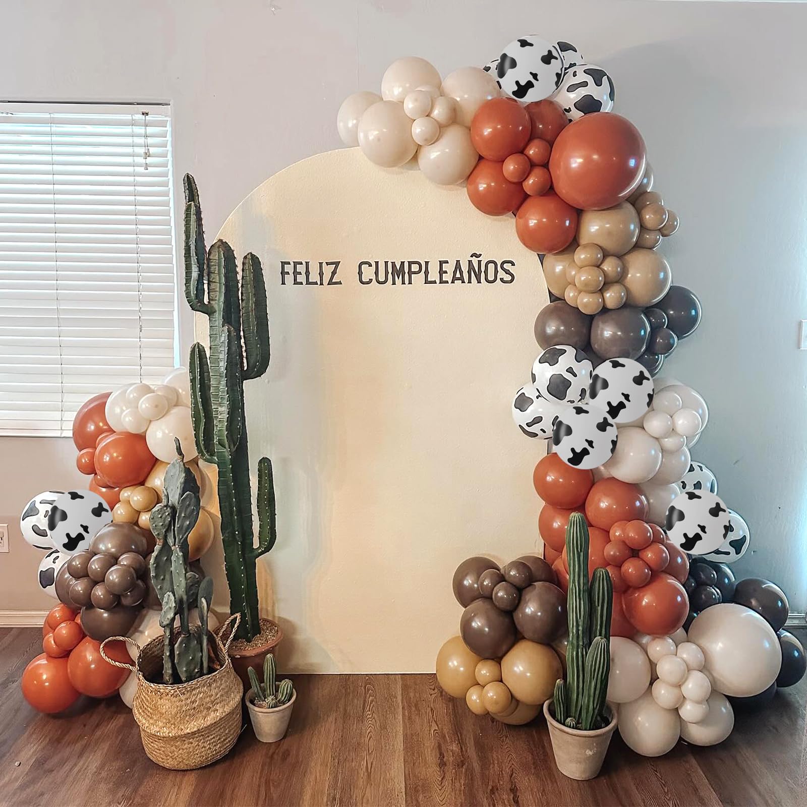 Vicduotex versatile latex balloons suitable for farm celebrations.