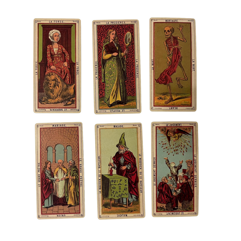 Vieux Monde Express Grand Etteilla two-piece box protects the deck.