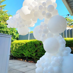 Voircoloria white 10in balloons for mixed-height displays