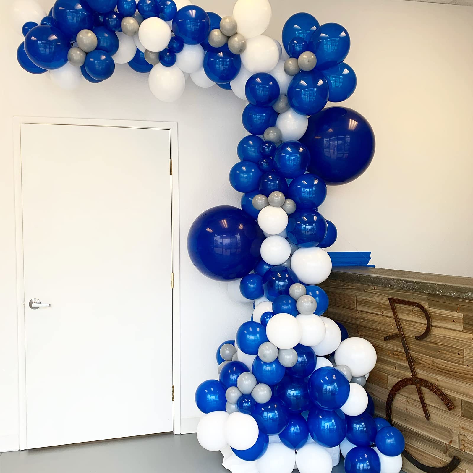 Voircoloria adhesive-dots ensure secure, mess-free balloon arrangements.