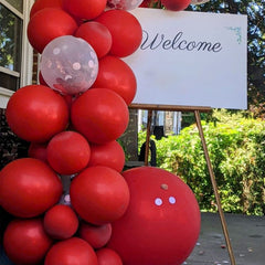 Voircoloria balloon arch setup featuring red balloons in action