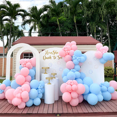 Voircoloria balloon bouquet with ribbons demonstrates quick festive styling.