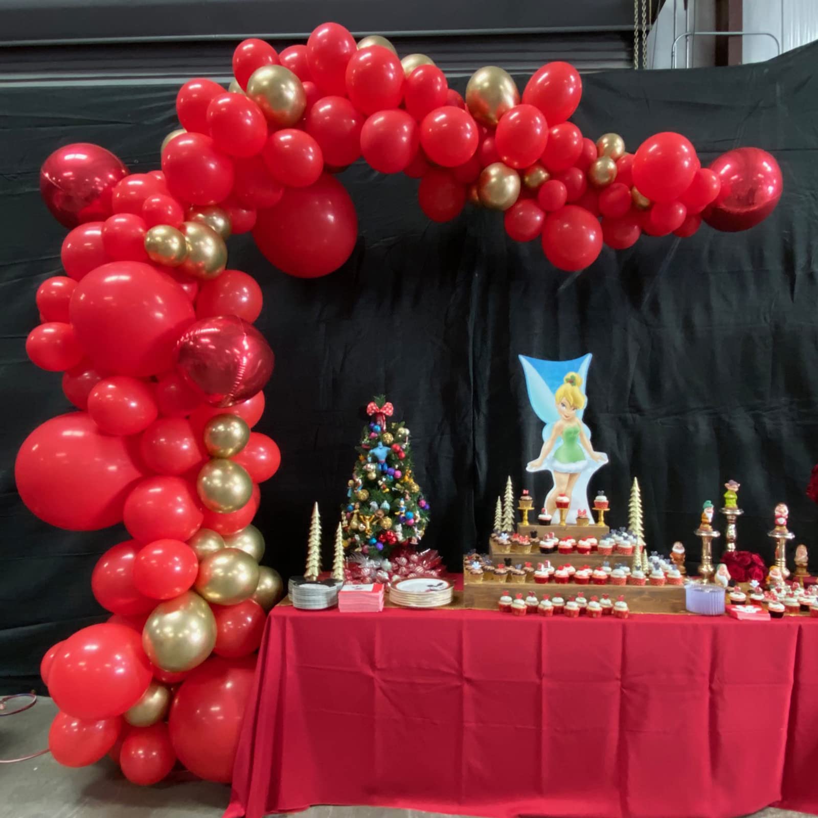 Voircoloria birthday party decor with red balloons