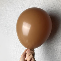 Voircoloria brown balloons as centerpiece elevating table decor