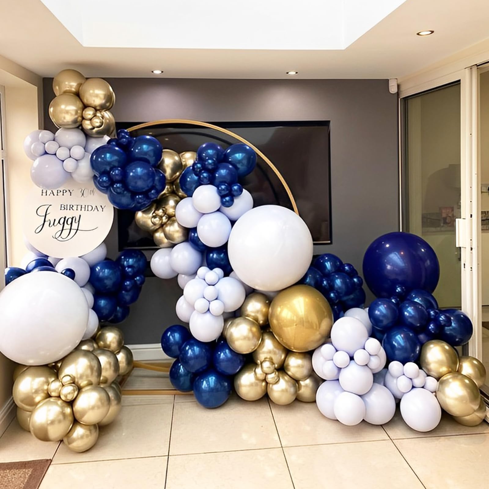 Voircoloria gold balloons create festive Christmas or holiday party ambiance