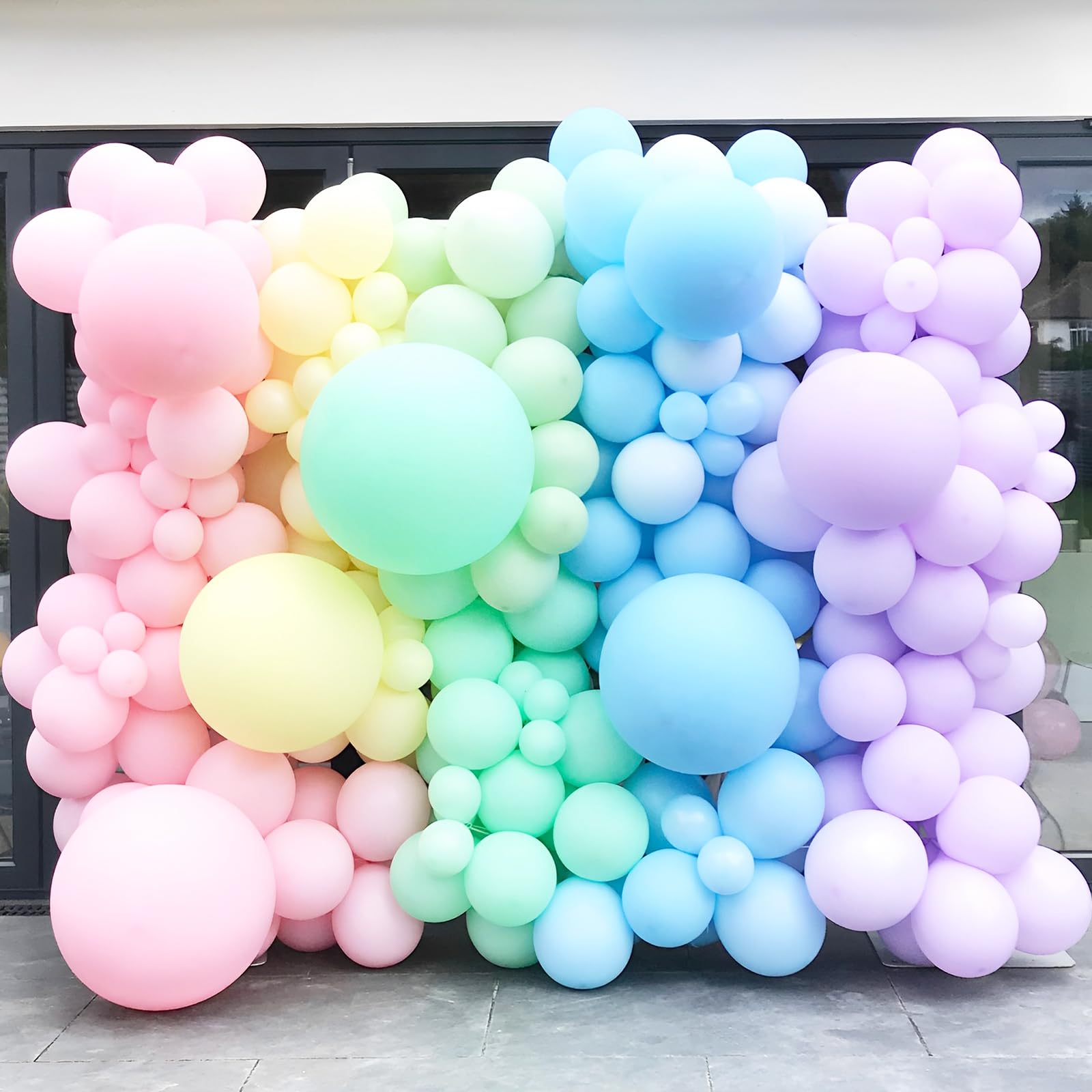 Voircoloria graduation celebration balloons brighten events with coordinated hues