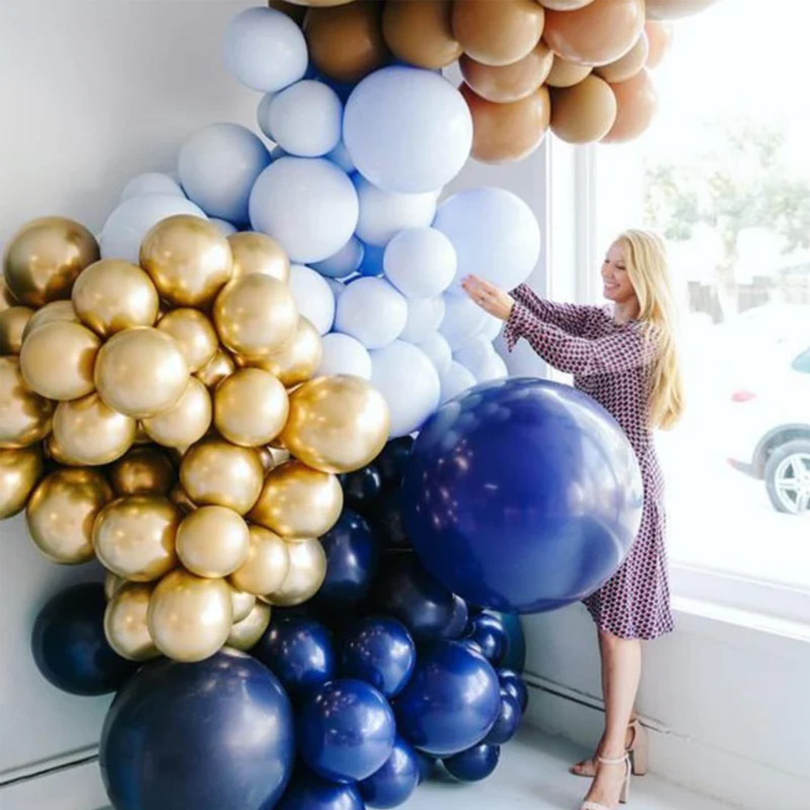 Voircoloria navy blue 18-inch balloons deliver dramatic focal points for photo-worthy moments.