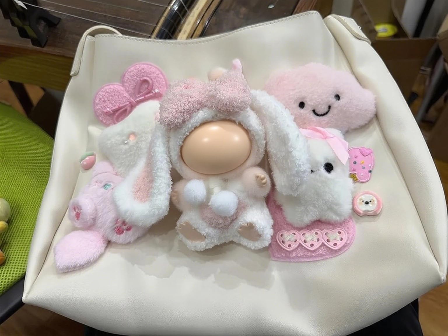 VVQUI 17cm doll clothing set with stretchable design for easy dressing.