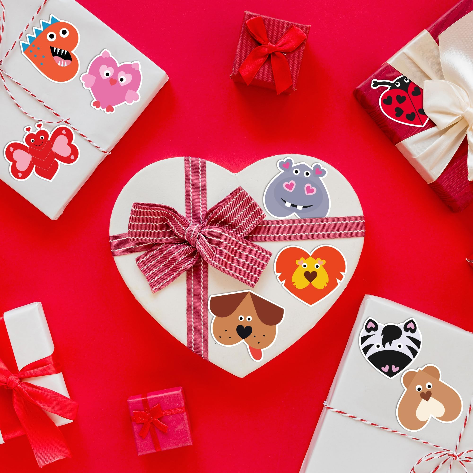 W1cwey lion-design heart sticker on gift wrap for festive flair