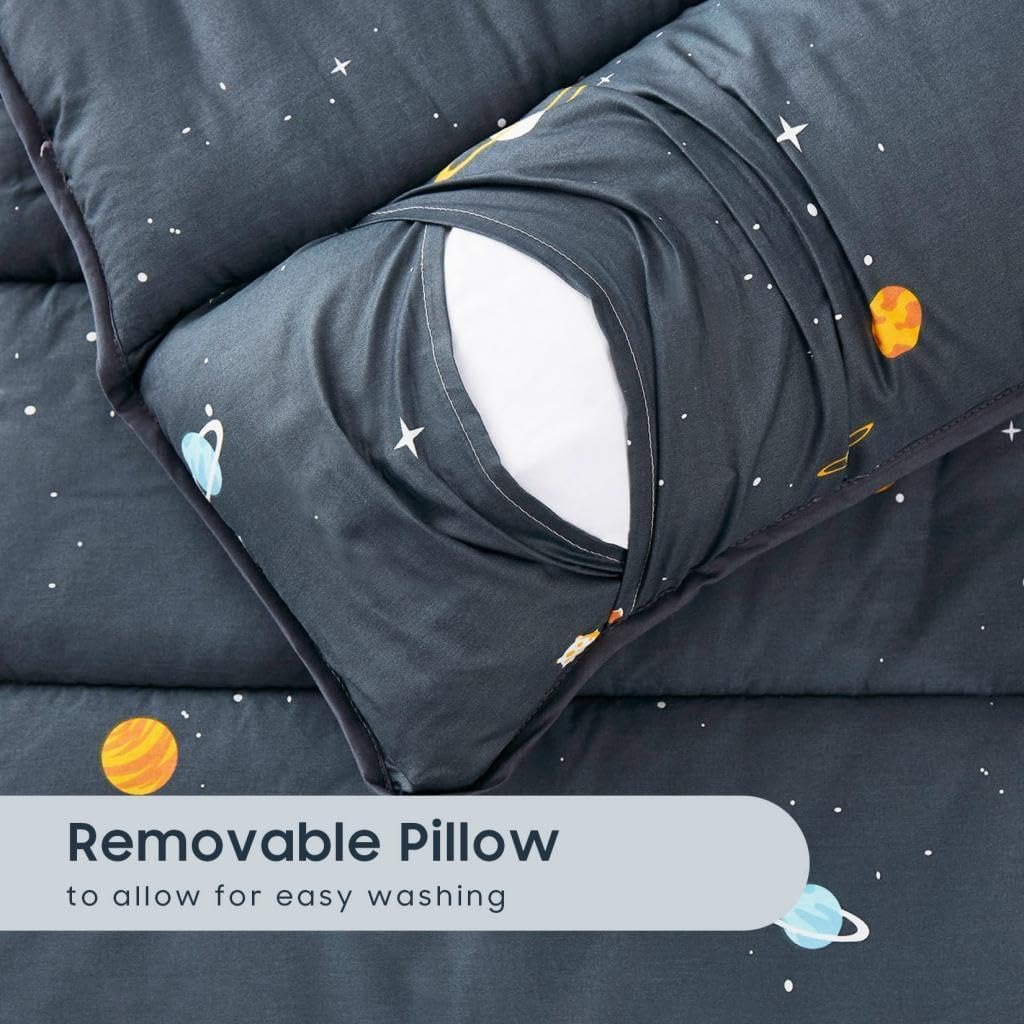 Wake In Cloud nap mat name card feature helps identify belongings during group rests.