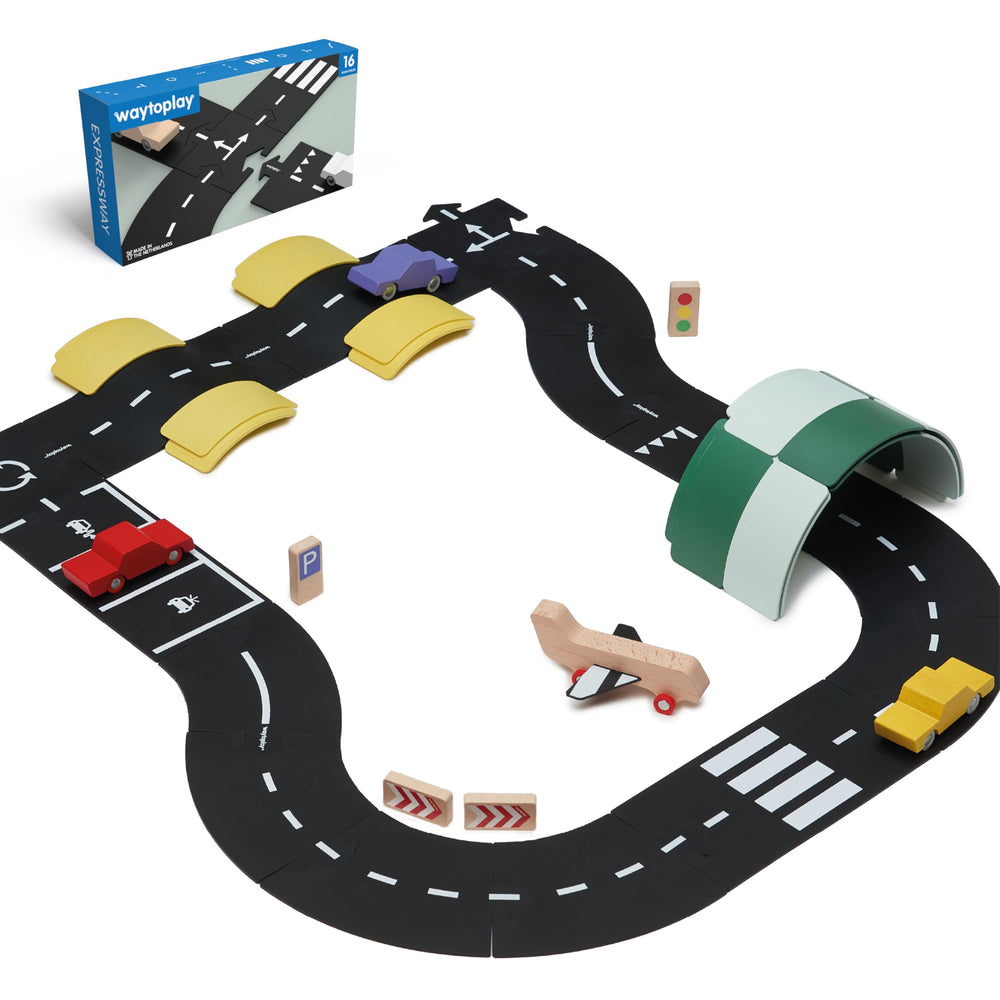 Waytoplay Expressway 16-piece circuit shows flexible tracks for creative car play.