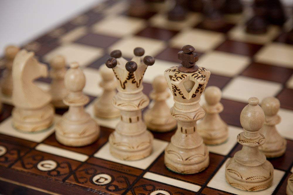 Wegiel hornbeam and sycamore chess pieces, finely carved for premium play