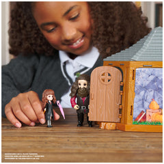 Wizarding World oven mitt on Hagrid's hand for action scenes.