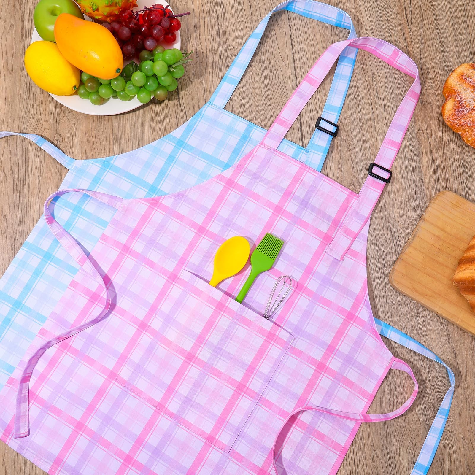 XLSXEXCL craft station toddler apron, perfect for painting and crafts.