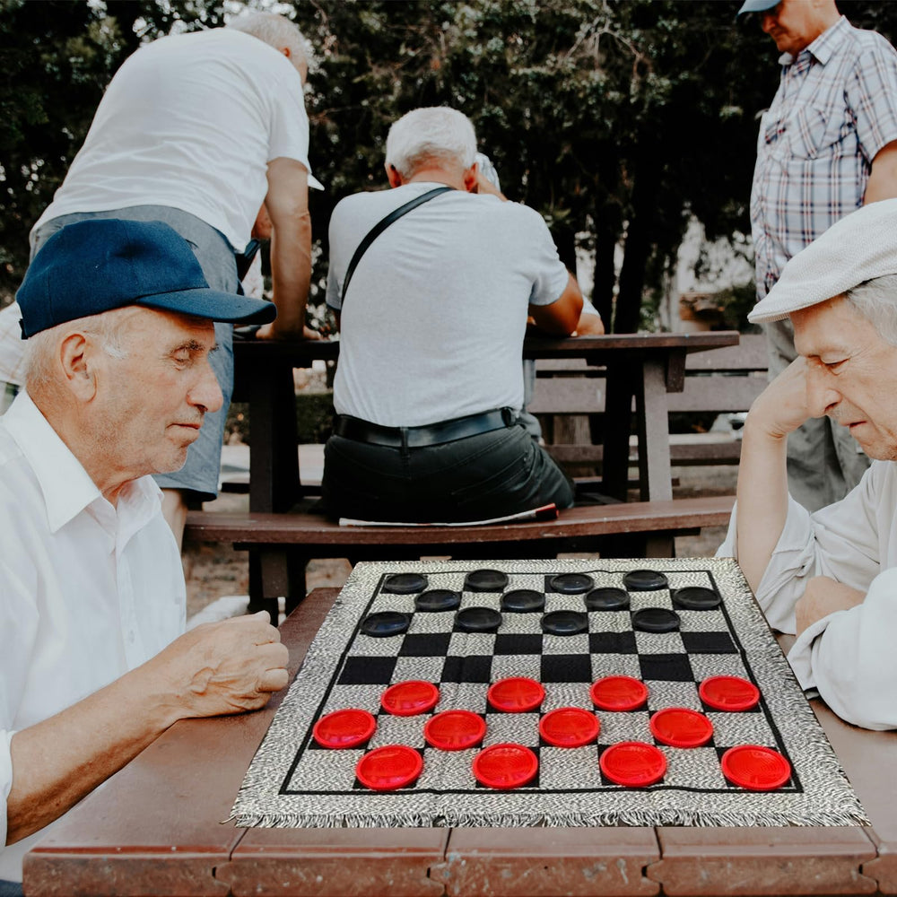 YH Poker red and black pieces offering high-contrast, engaging play