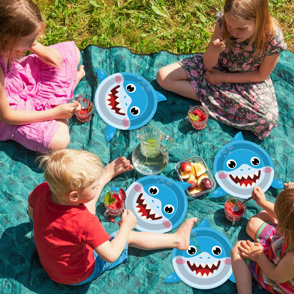 Yiaoyinnz party-ready plates help quick setup and cleanup.