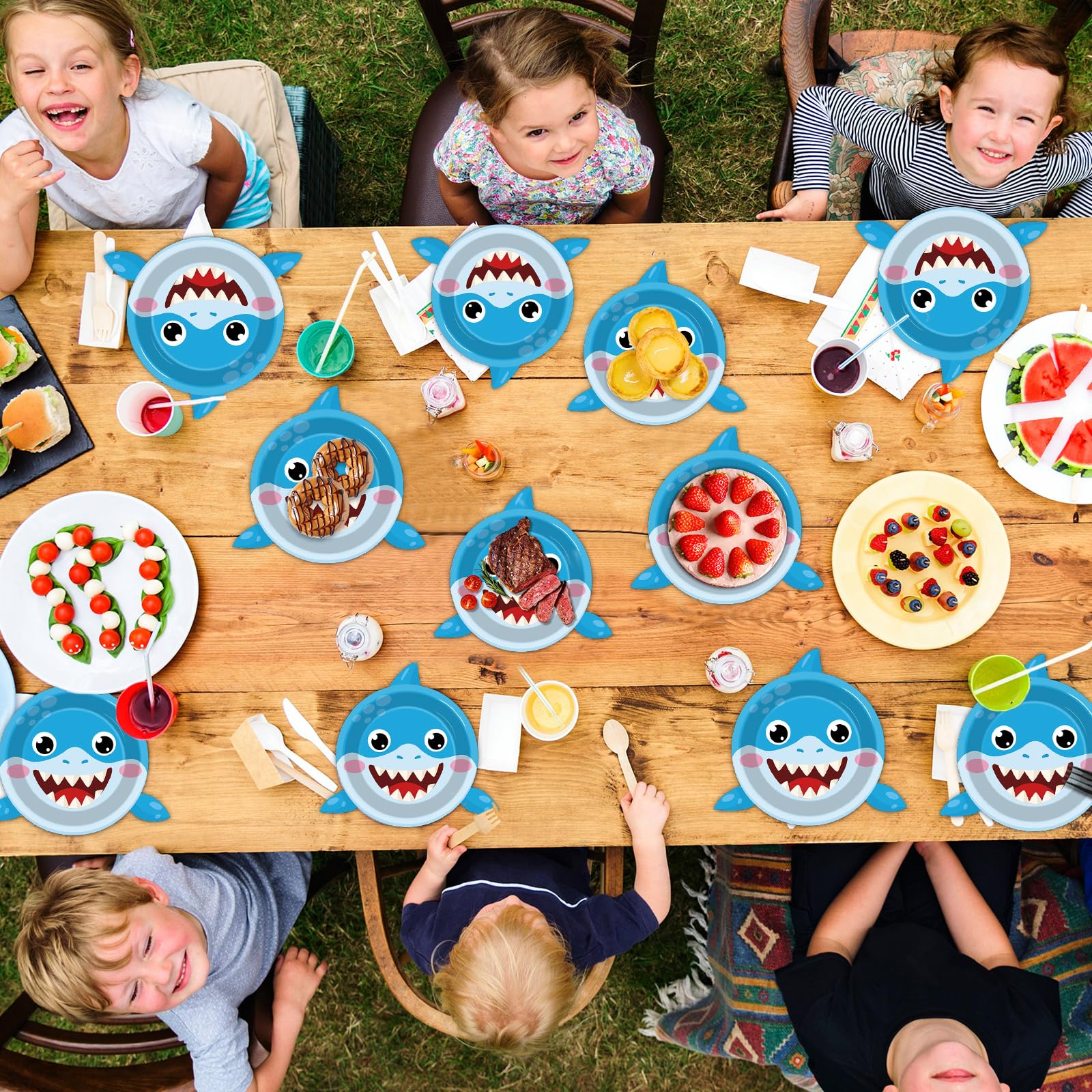 Yiaoyinnz bright ocean colors on plates enhance the theme.