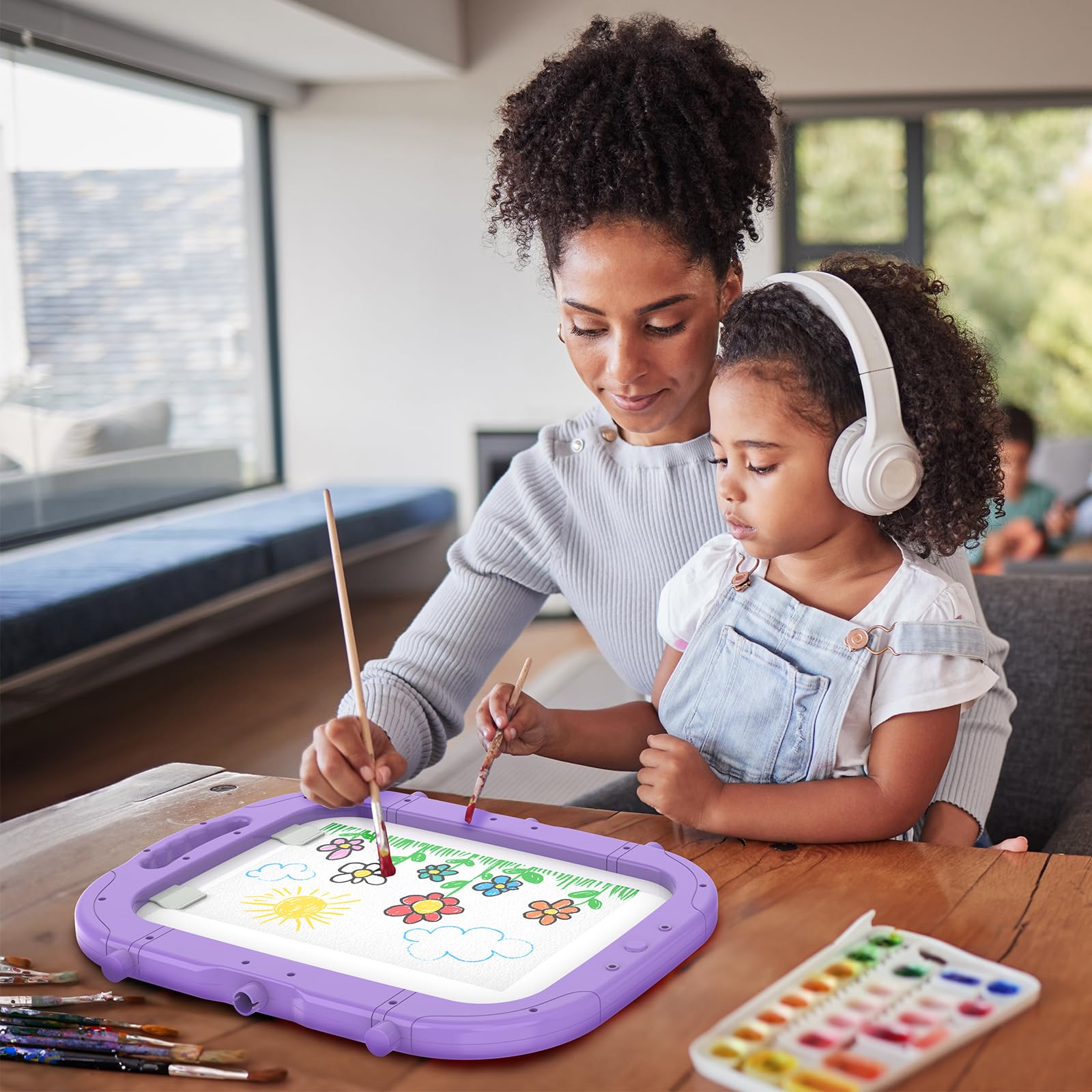 Ylovetoys easel made from safe PP material for kid-friendly use.