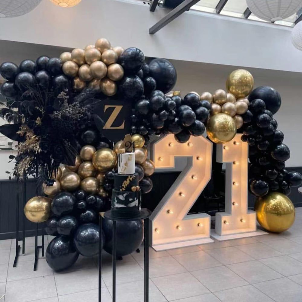 YMSZ 18-inch gold balloon brings festive sparkle.