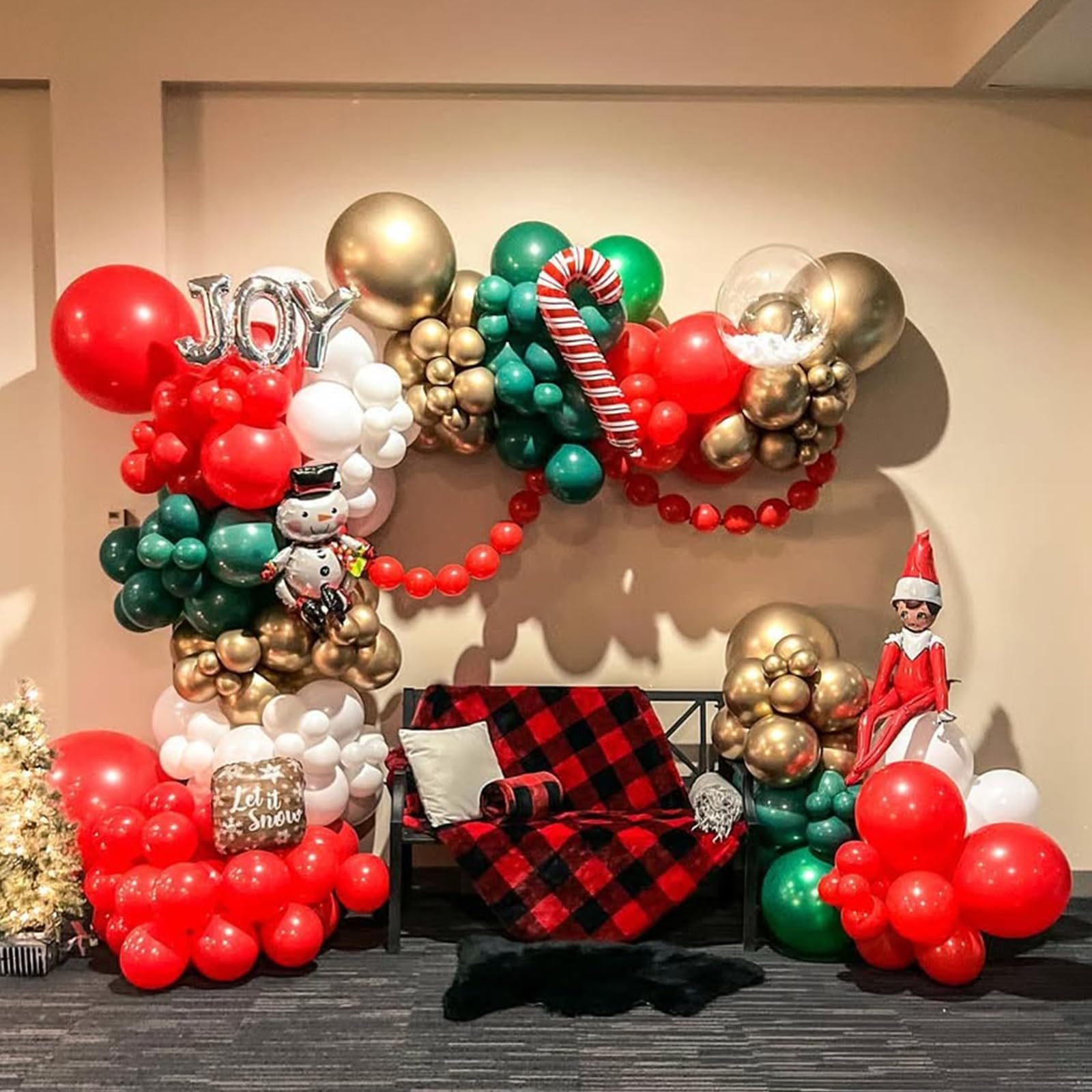 YMSZ red-green confetti balloons create lively occasions