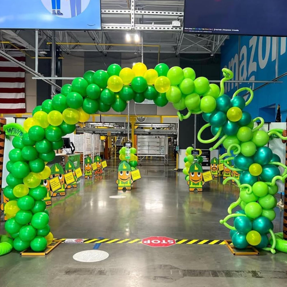 YMSZ metallic green balloons add festive shine.