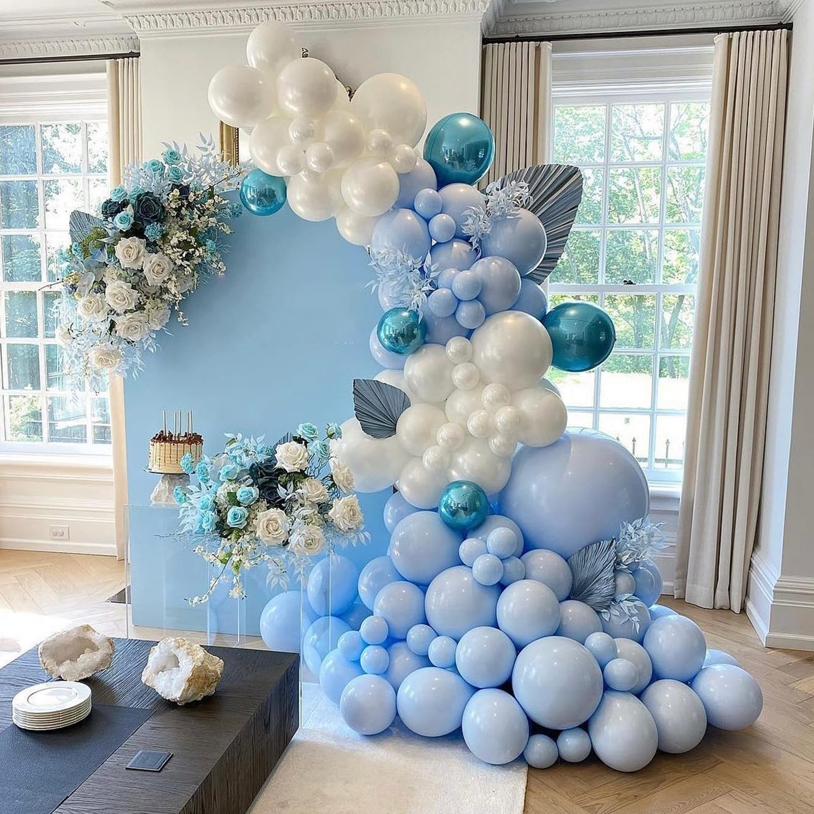 YMSZ pearl blue balloons provide elegant accents for photos.