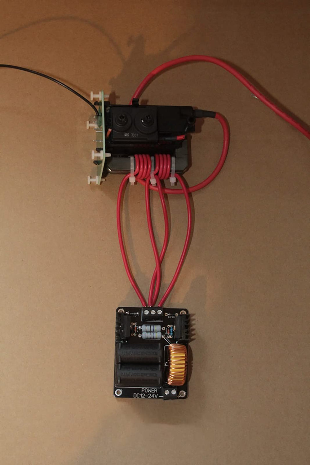 Yoqanr horn electrode fixed on insulated base to protect surfaces