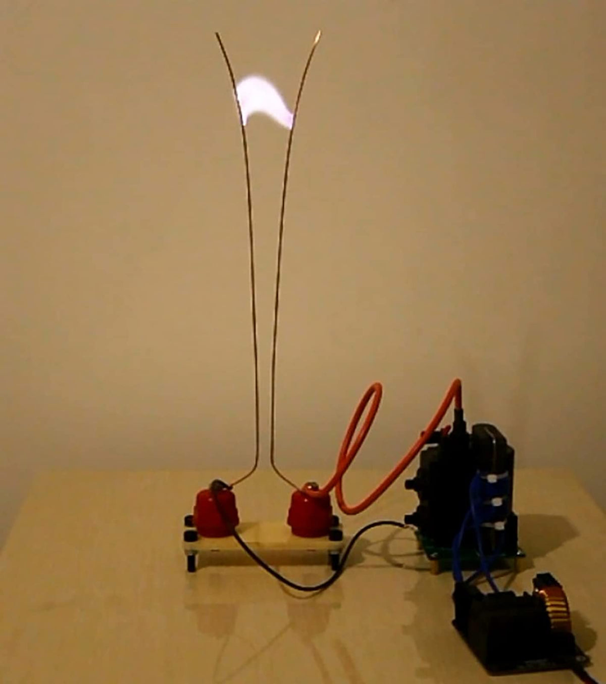 Yoqanr Jacob's Ladder mini DC induction kit showing a compact high-voltage arc for demos