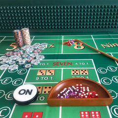 Yuanhe wood dice tray as a practical game accessory during play.