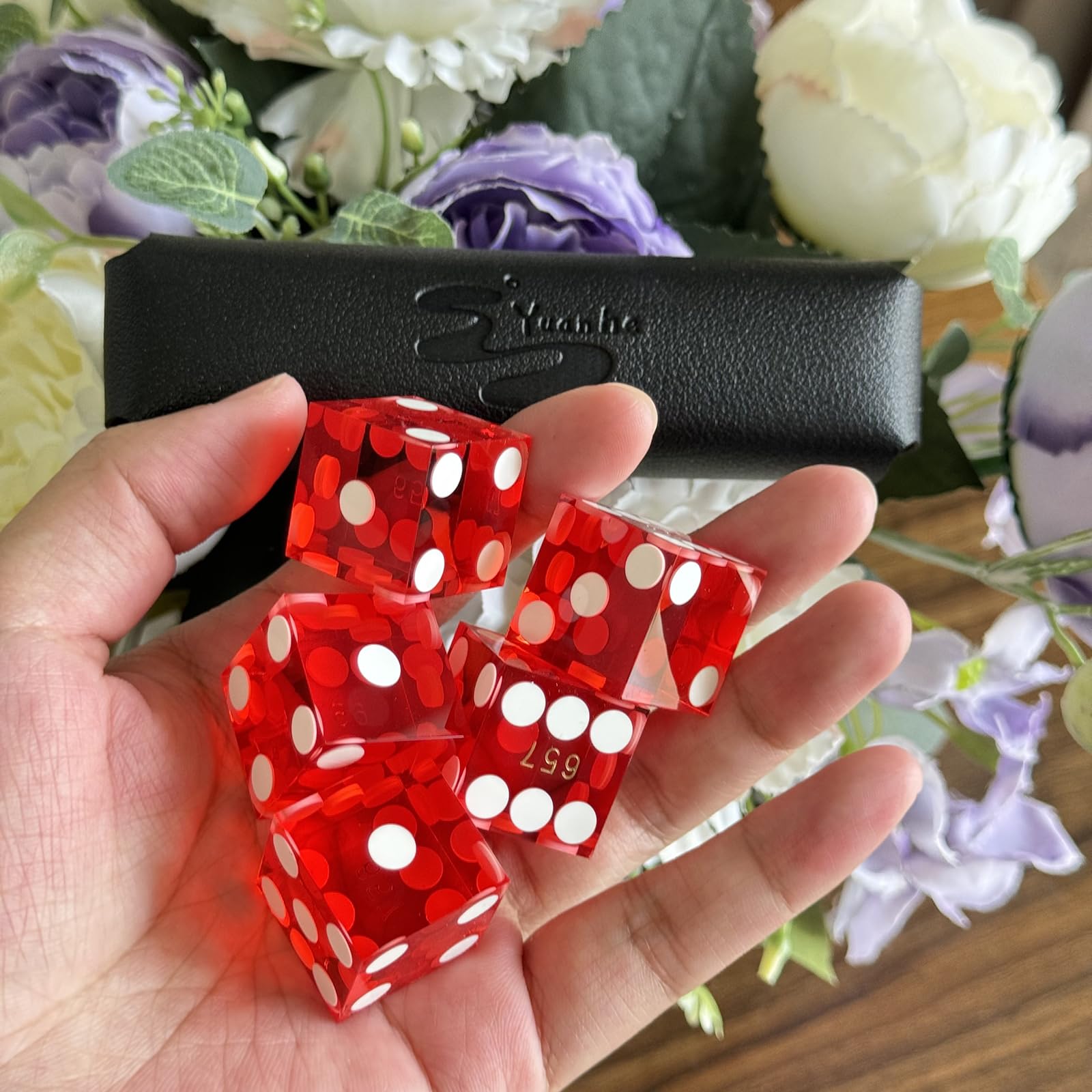 Yuanhe gift-ready leather case with five red dice enhances gifting and storage.