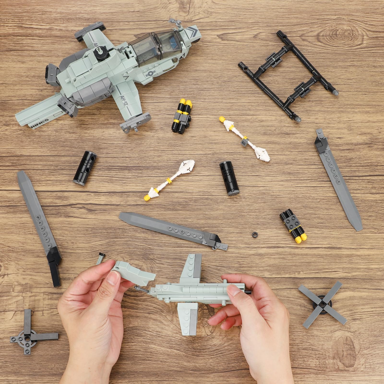 YYKNGYI AH-1Z Viper display-piece suitable for desks and shelves.