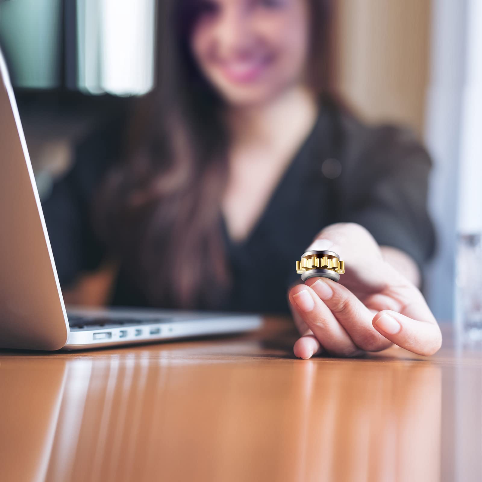 Zhanmai copper gear spinner on-desk demonstrates quiet spin during meetings