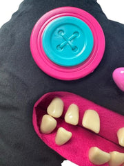 ZURU Fugglers Biggs Gappy McSlappy Black soft plush texture invites cuddly play.