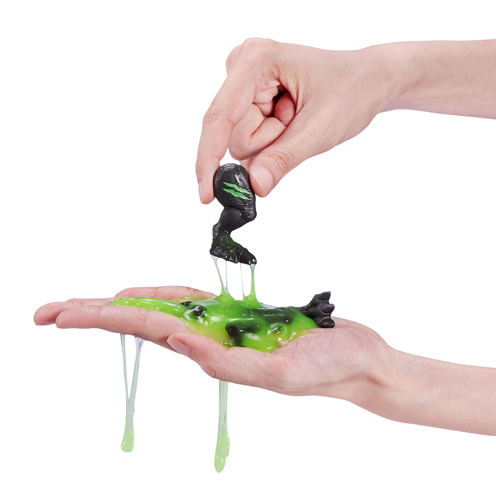 ZURU SMASHERS Stegosaurus figure supports imaginative play scenarios.